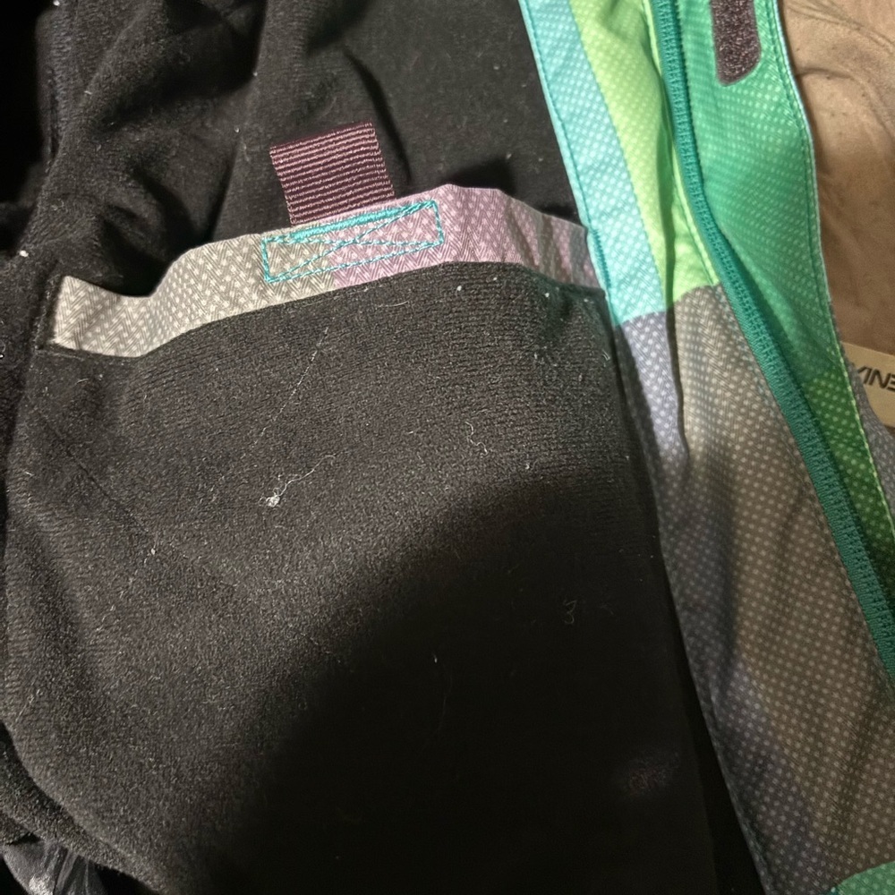 SOLD O'Neill Women's Blue and Green Plaid Ski Jacket - Picture 14 of 16